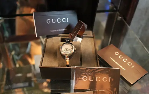 Kiểm tra hộp đựng đồng hồ - Cách phân biệt đồng hồ Gucci thật giả 